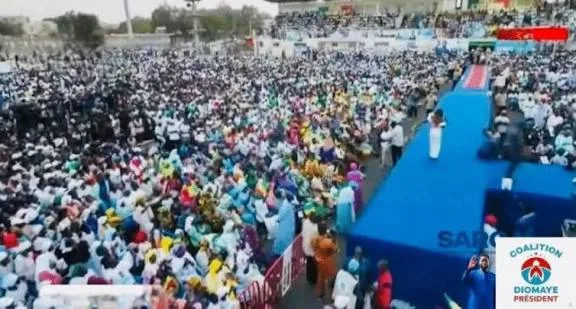 Grande mobilisation à Thiès : foule rassemblée devant le podium