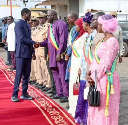 Le Président salue des officiels et militants lors de la tournée à Tambacounda
